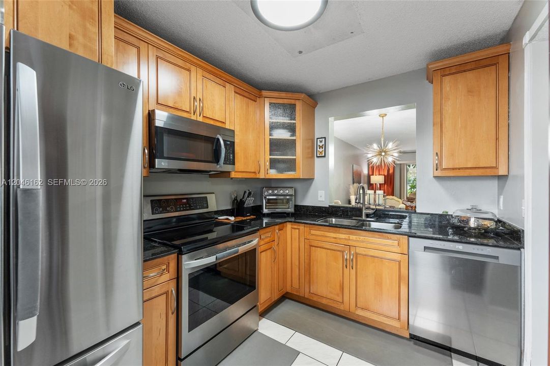 For Rent: $2,100 (2 beds, 2 baths, 832 Square Feet)