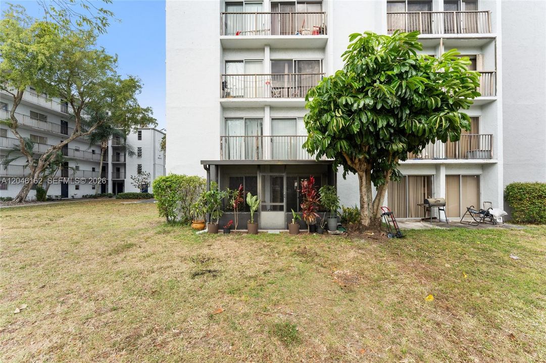 For Rent: $2,100 (2 beds, 2 baths, 832 Square Feet)