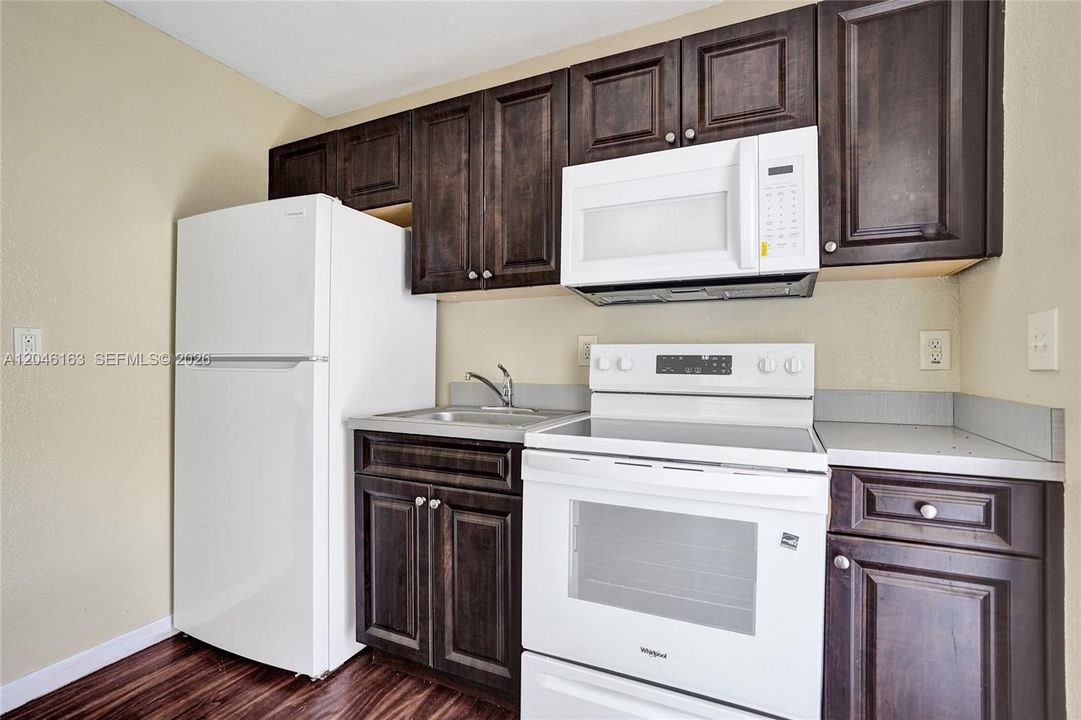 For Rent: $1,800 (2 beds, 1 baths, 576 Square Feet)