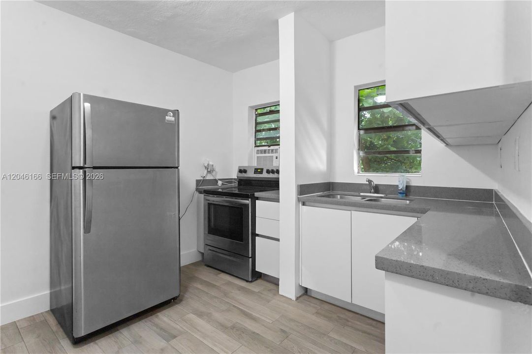 For Rent: $1,800 (2 beds, 1 baths, 900 Square Feet)