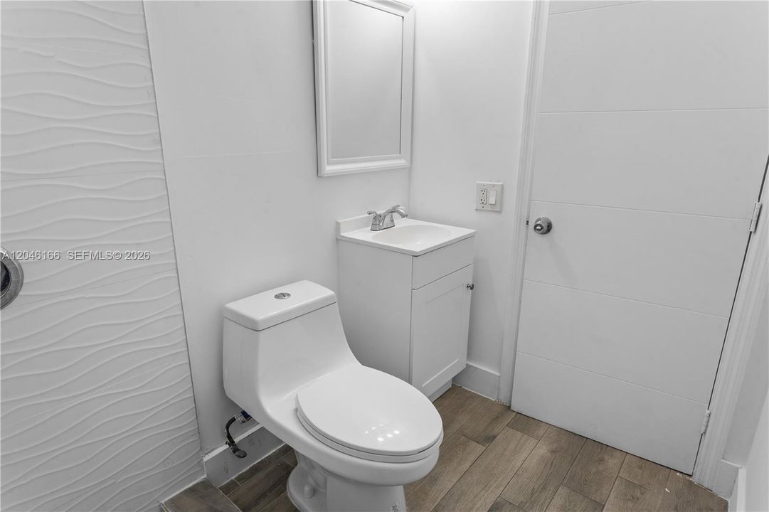 For Rent: $1,800 (2 beds, 1 baths, 900 Square Feet)