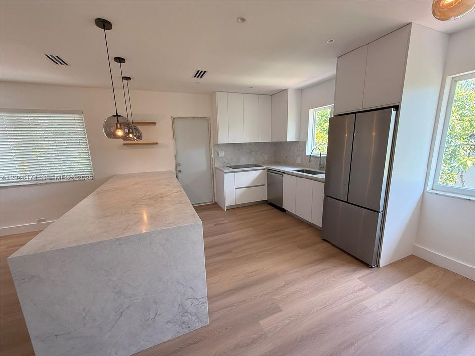 В аренду: $3,400 (2 спален, 2 ванн, 1178 Квадратных фут)