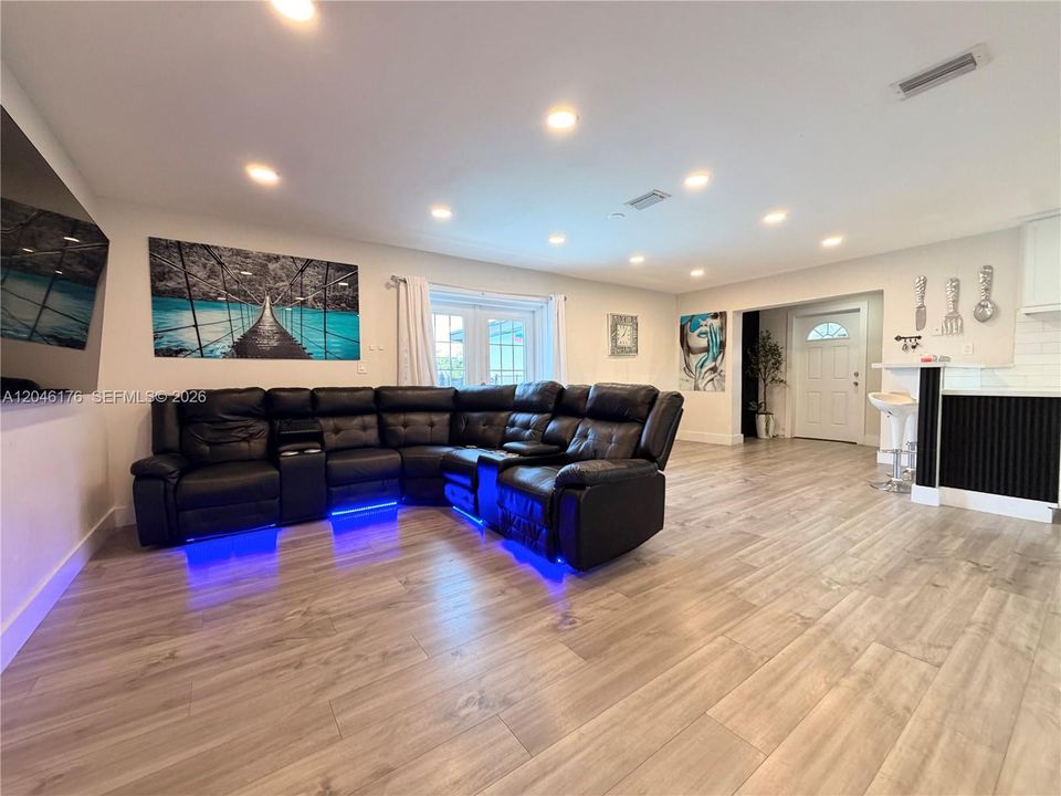 На продажу: $749,900 (5 спален, 4 ванн, 1830 Квадратных фут)