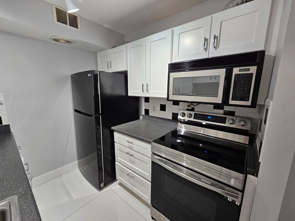 2148 SHERWOOD_KITCHEN3