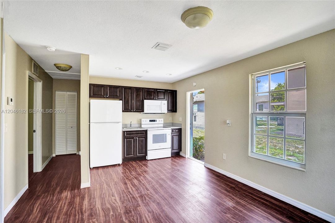 For Rent: $1,800 (2 beds, 1 baths, 576 Square Feet)