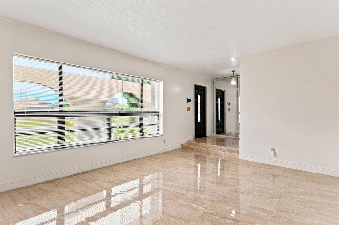 4851 LIVING ROOM