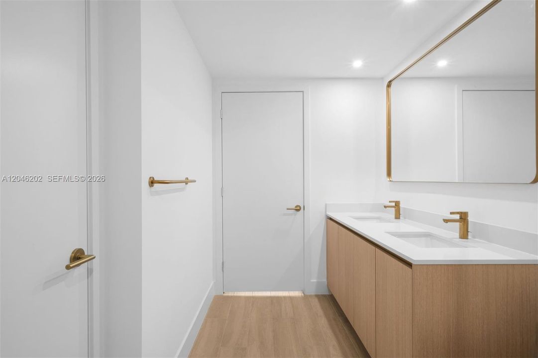 For Sale: $750,000 (1 beds, 2 baths, 462 Square Feet)