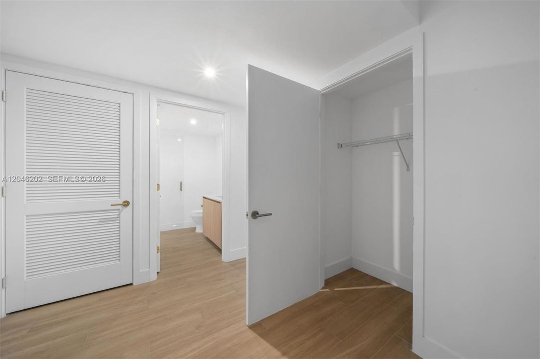For Sale: $750,000 (1 beds, 2 baths, 462 Square Feet)