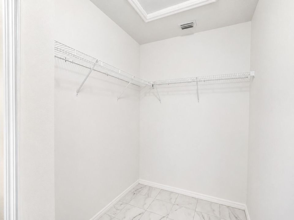 11_Walk_In_Closet
