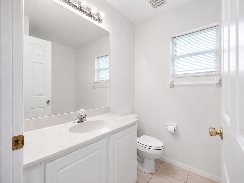14_Guest_Bathroom_White