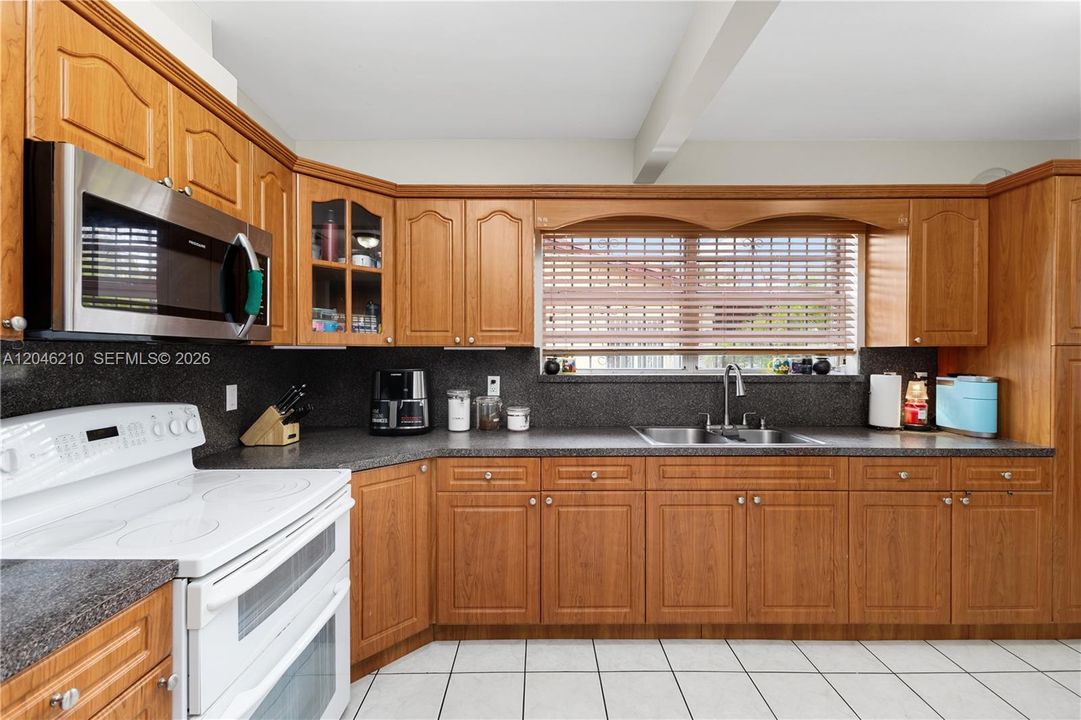 For Sale: $935,000 (0 beds, 0 baths, 2262 Square Feet)