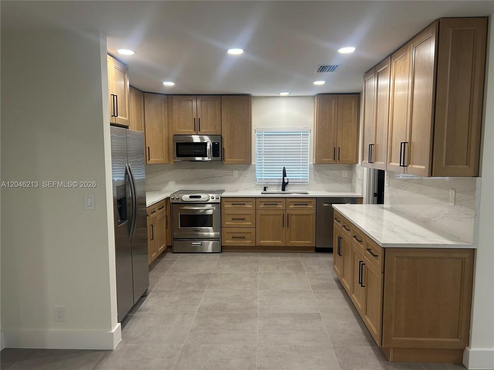 В аренду: $5,800 (6 спален, 3 ванн, 1316 Квадратных фут)