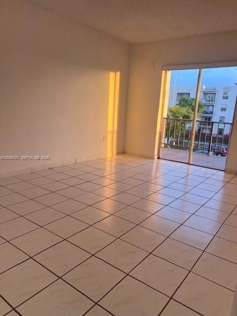 For Rent: $2,000 (2 beds, 2 baths, 996 Square Feet)