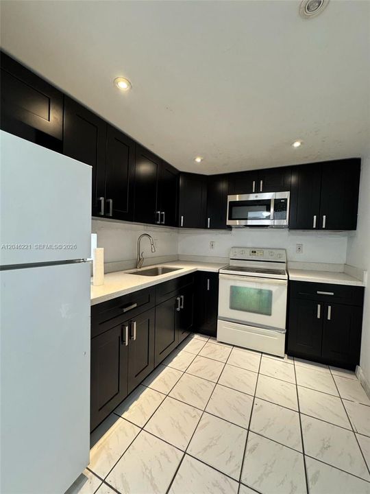 For Rent: $2,000 (2 beds, 2 baths, 996 Square Feet)