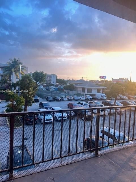 For Rent: $2,000 (2 beds, 2 baths, 996 Square Feet)