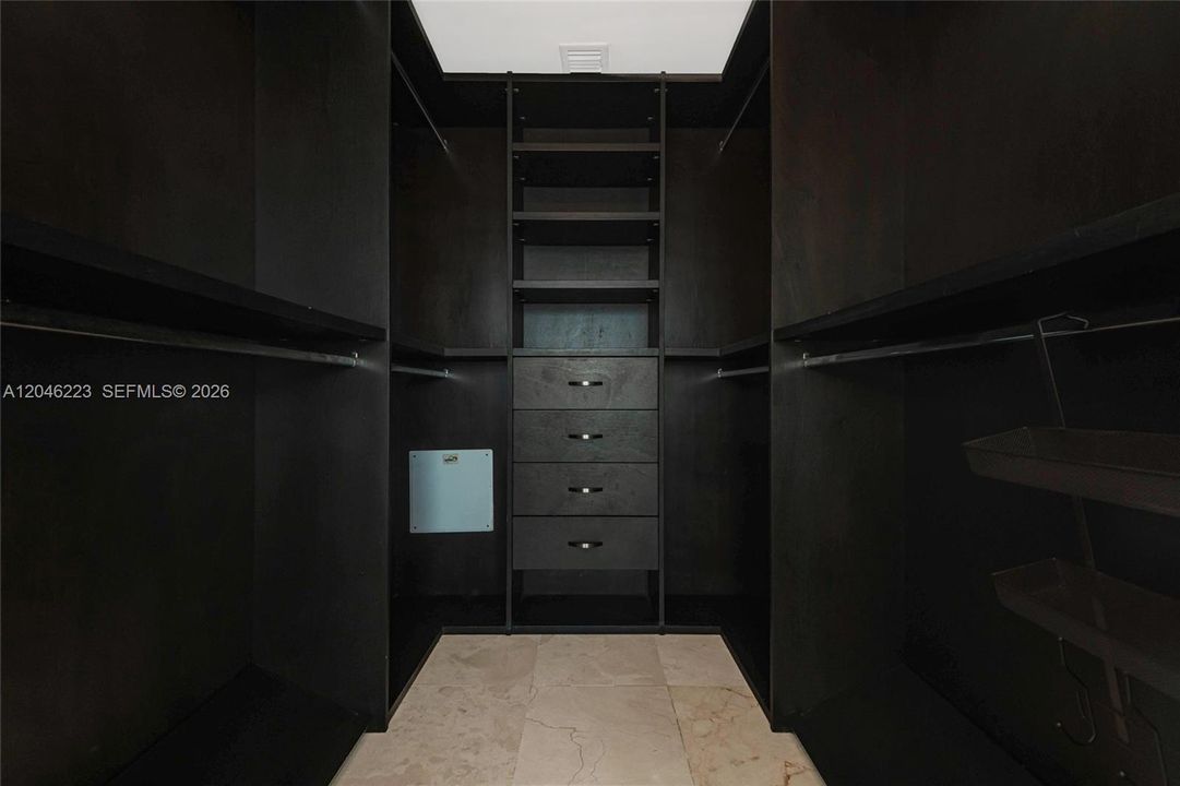 For Sale: $505,000 (1 beds, 1 baths, 843 Square Feet)