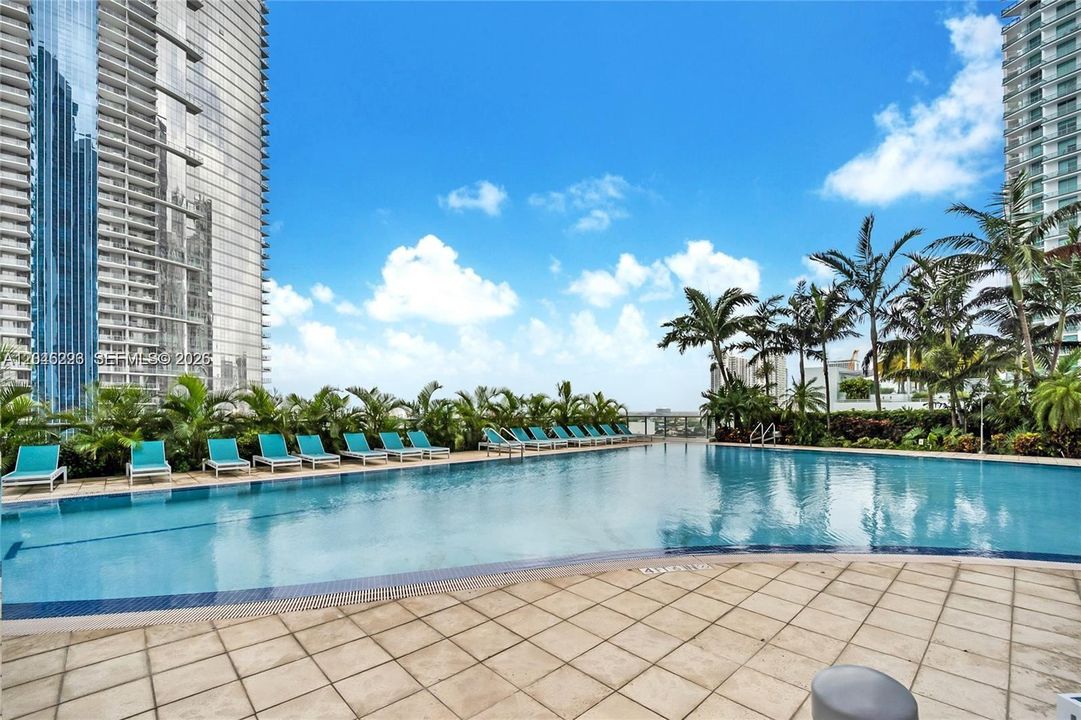 For Sale: $505,000 (1 beds, 1 baths, 843 Square Feet)
