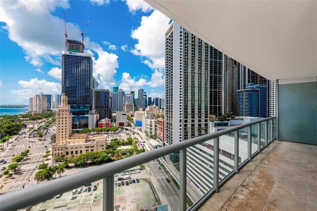 For Sale: $505,000 (1 beds, 1 baths, 843 Square Feet)