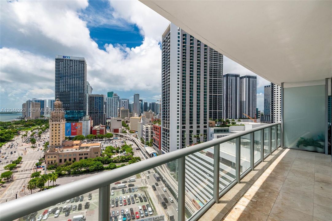 For Sale: $505,000 (1 beds, 1 baths, 843 Square Feet)