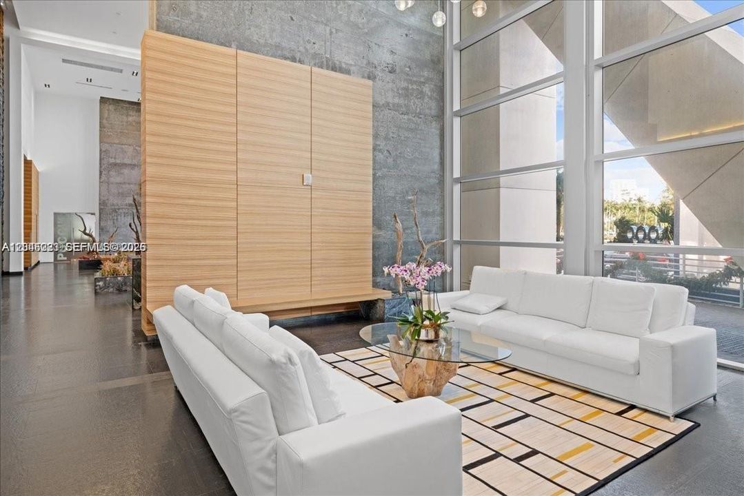 For Sale: $505,000 (1 beds, 1 baths, 843 Square Feet)