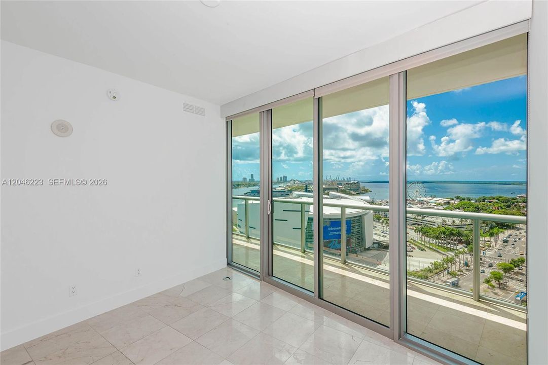 For Sale: $505,000 (1 beds, 1 baths, 843 Square Feet)