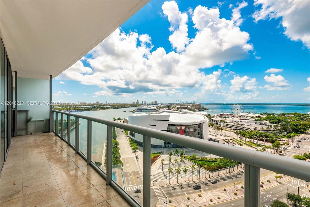 For Sale: $505,000 (1 beds, 1 baths, 843 Square Feet)