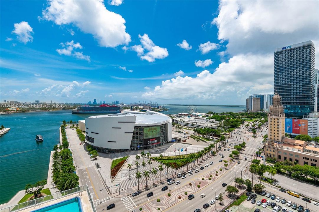 For Sale: $505,000 (1 beds, 1 baths, 843 Square Feet)