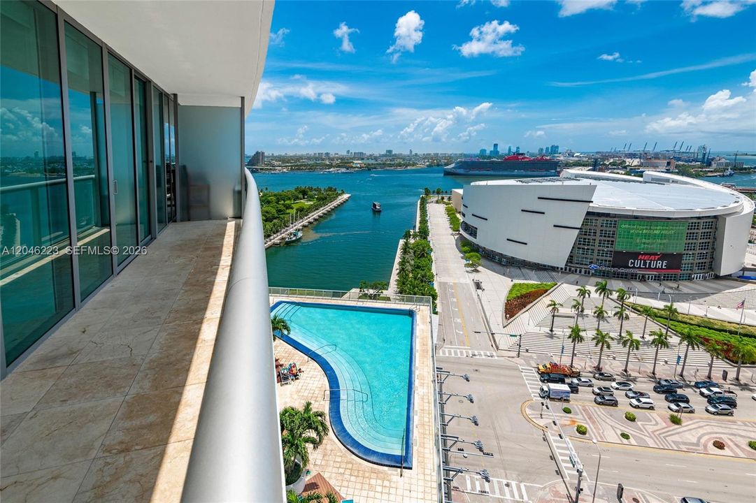 For Sale: $505,000 (1 beds, 1 baths, 843 Square Feet)