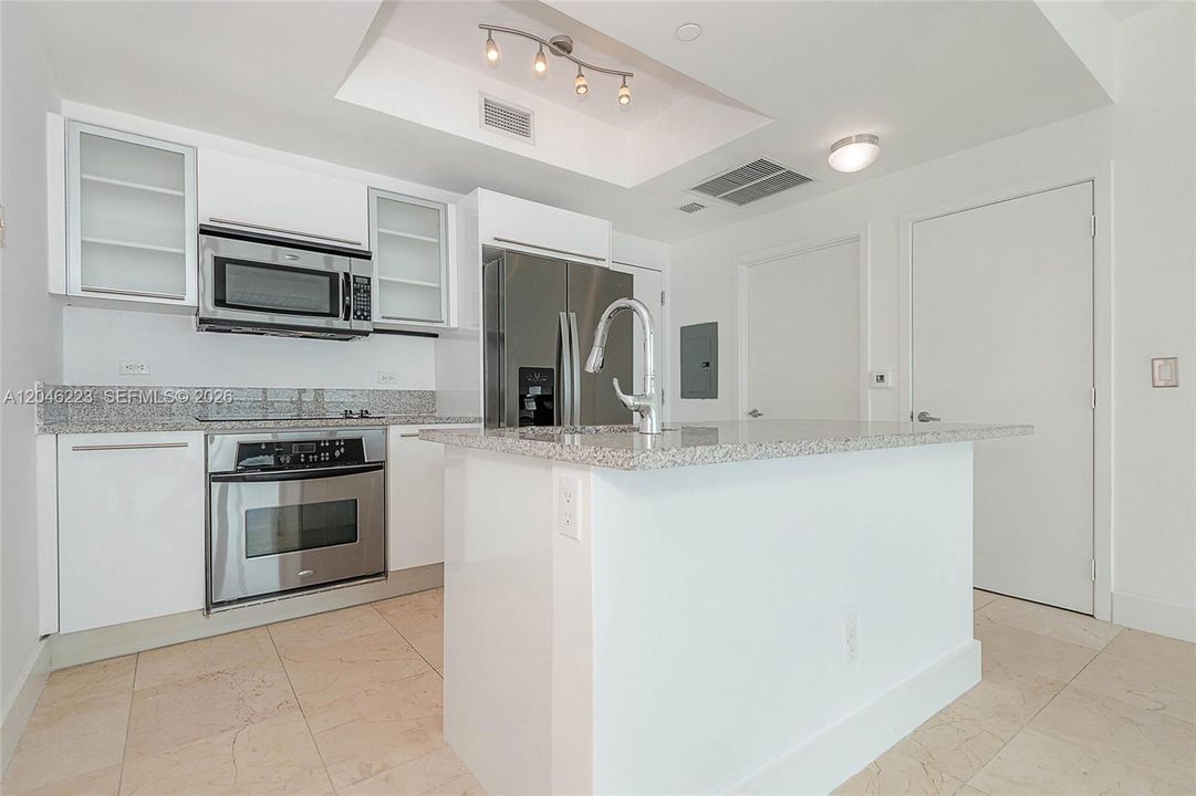 For Sale: $505,000 (1 beds, 1 baths, 843 Square Feet)