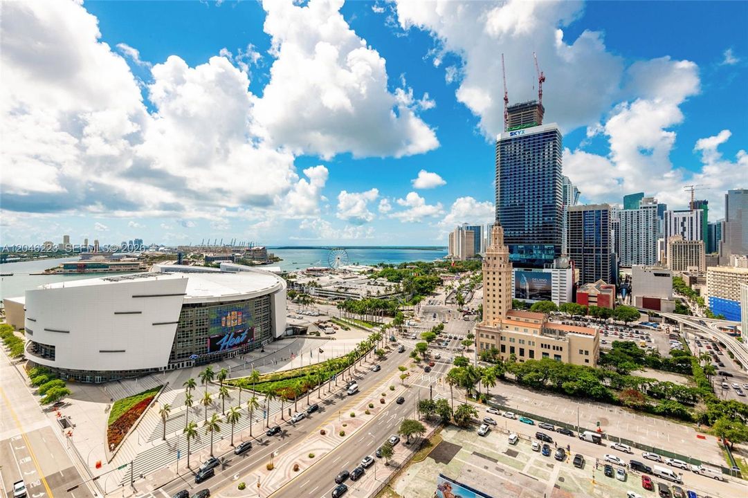 For Sale: $505,000 (1 beds, 1 baths, 843 Square Feet)