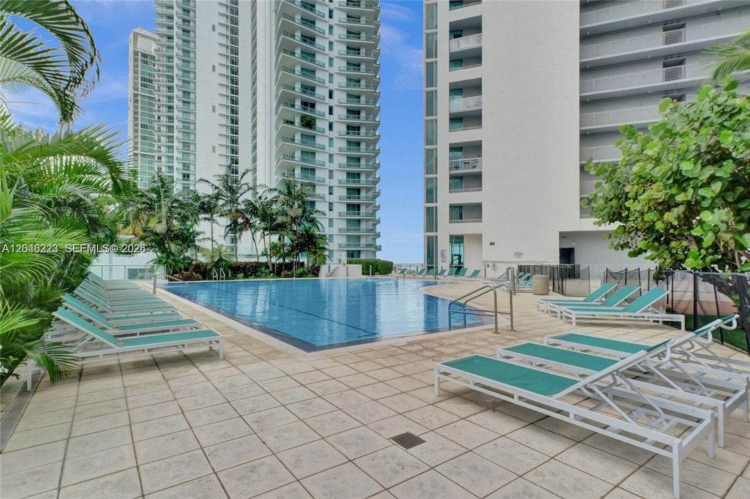 For Sale: $505,000 (1 beds, 1 baths, 843 Square Feet)