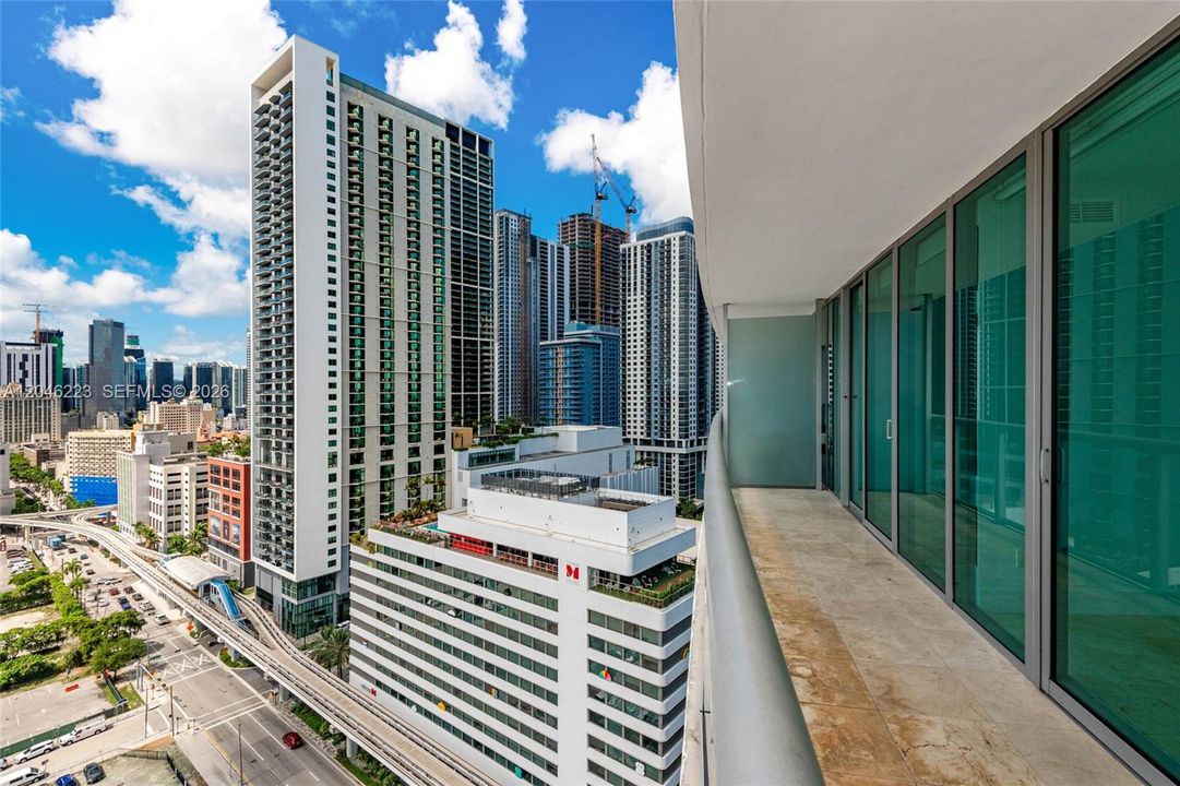 For Sale: $505,000 (1 beds, 1 baths, 843 Square Feet)
