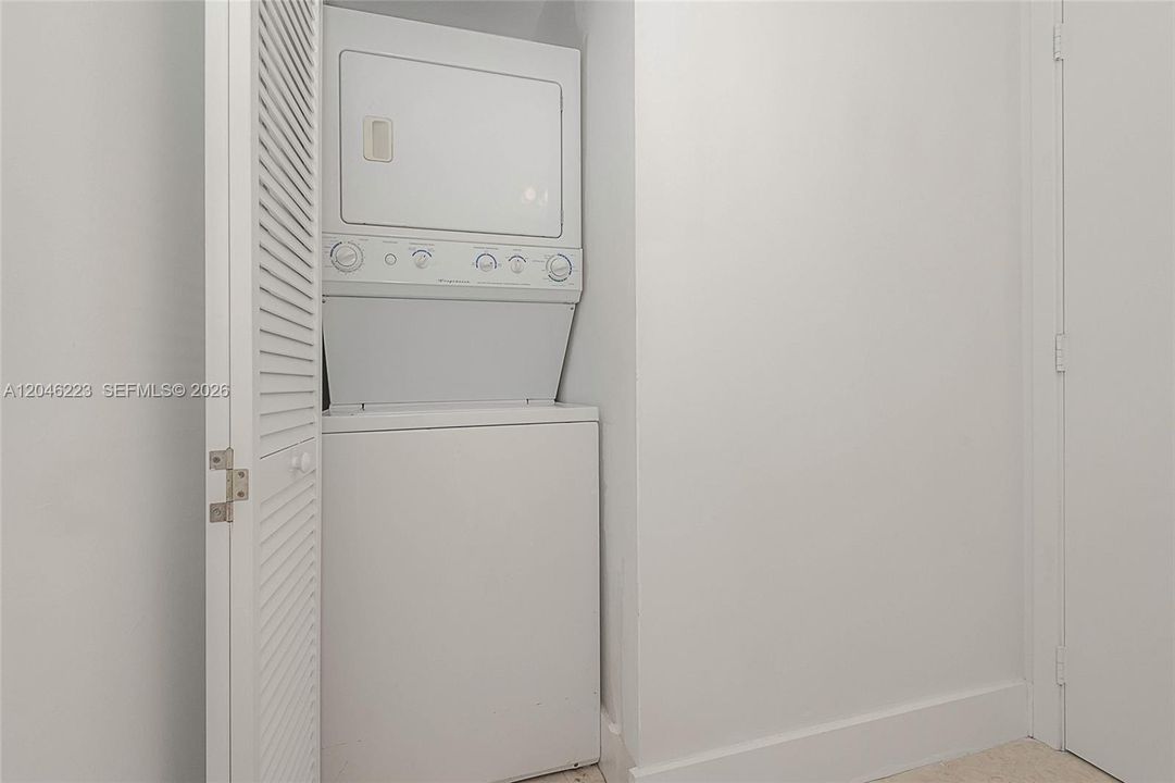 For Sale: $505,000 (1 beds, 1 baths, 843 Square Feet)