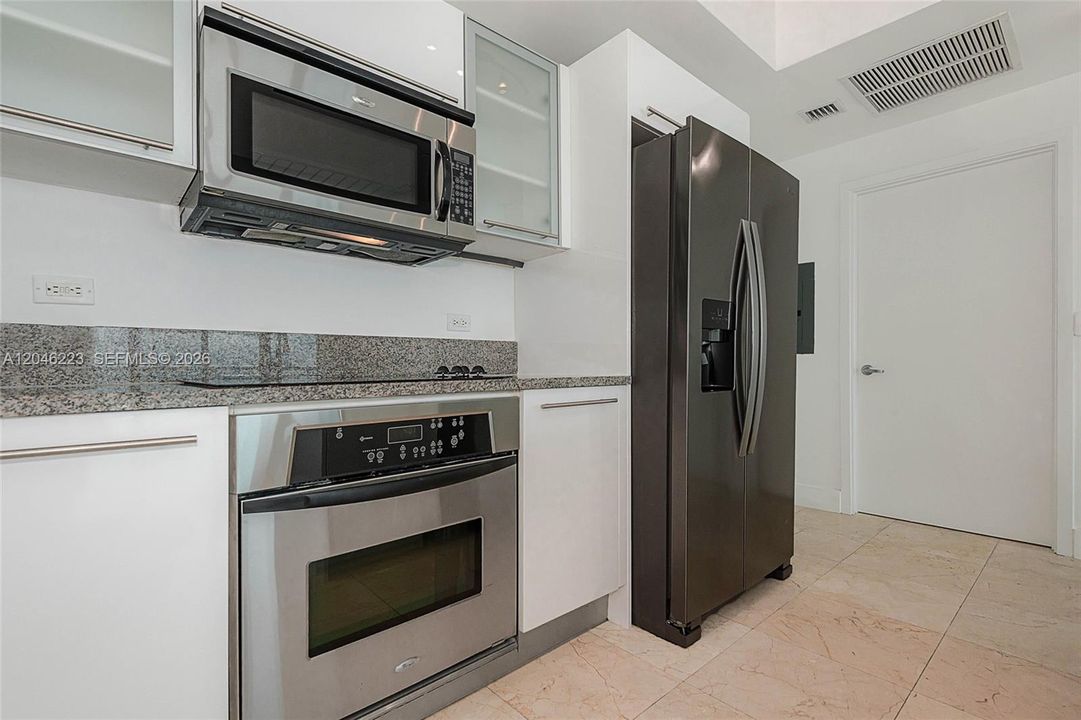 For Sale: $505,000 (1 beds, 1 baths, 843 Square Feet)