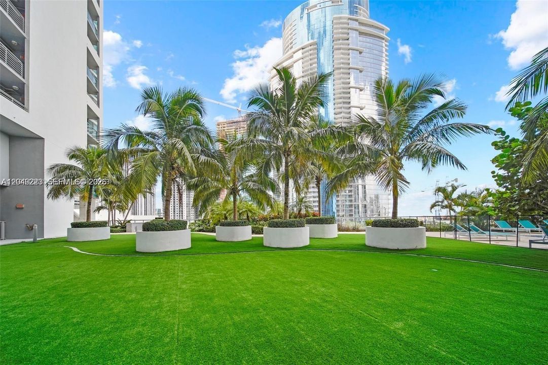 For Sale: $505,000 (1 beds, 1 baths, 843 Square Feet)