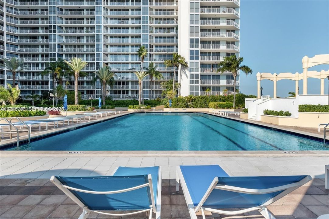 For Rent: $2,900 (2 beds, 2 baths, 1061 Square Feet)