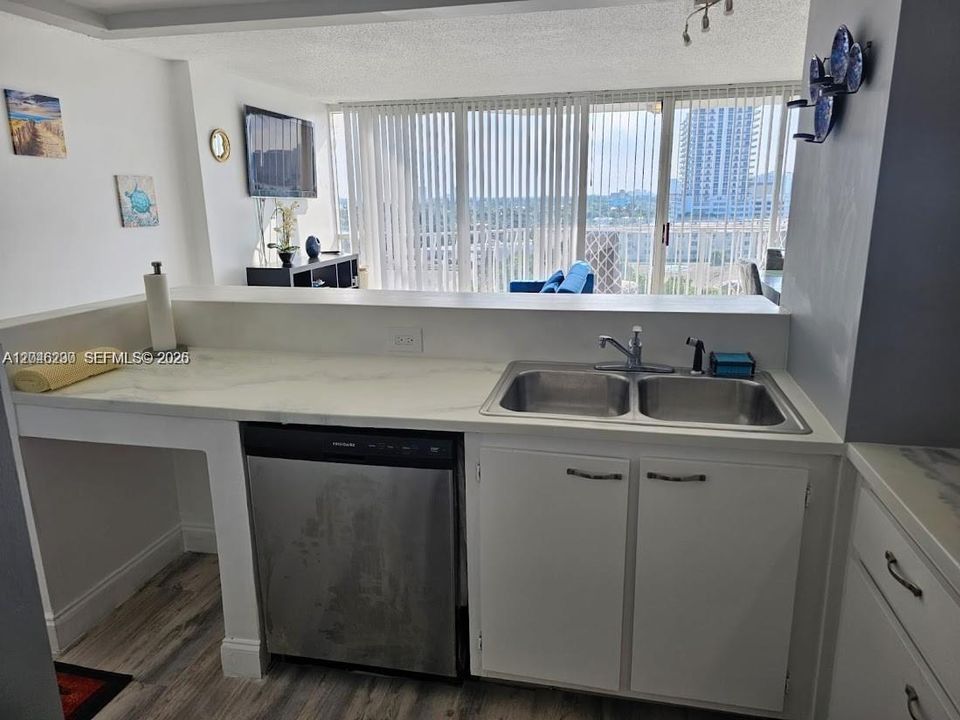 For Rent: $2,900 (2 beds, 2 baths, 1061 Square Feet)
