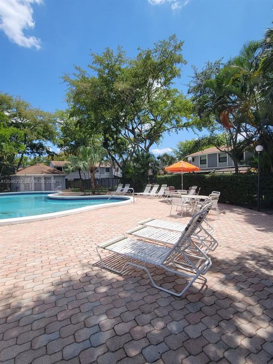 For Rent: $2,400 (2 beds, 2 baths, 954 Square Feet)