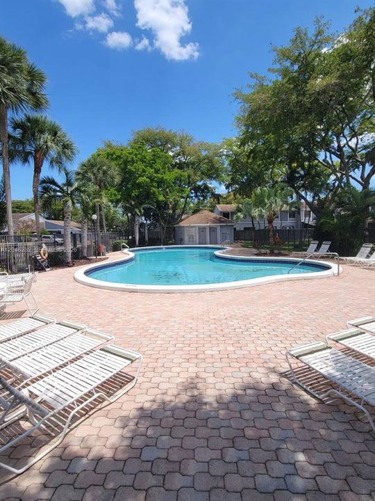 For Rent: $2,400 (2 beds, 2 baths, 954 Square Feet)