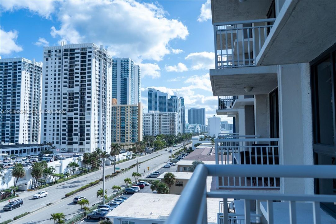 For Rent: $2,100 (1 beds, 1 baths, 832 Square Feet)