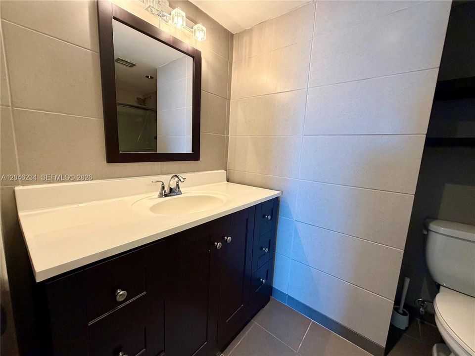 For Rent: $2,100 (1 beds, 1 baths, 832 Square Feet)