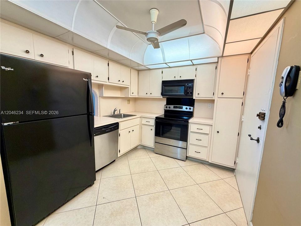 For Rent: $2,100 (1 beds, 1 baths, 832 Square Feet)