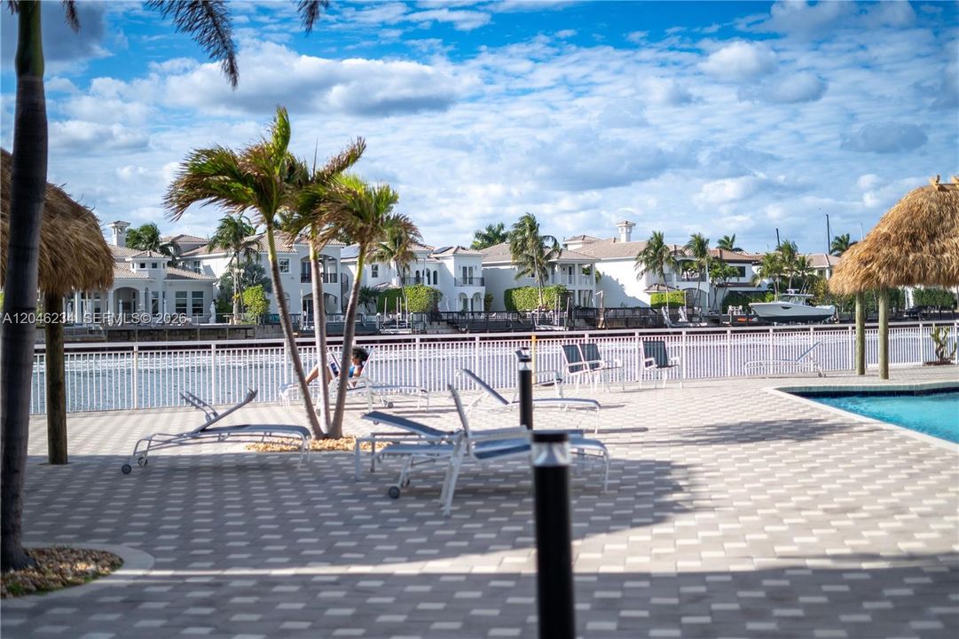 For Rent: $2,100 (1 beds, 1 baths, 832 Square Feet)