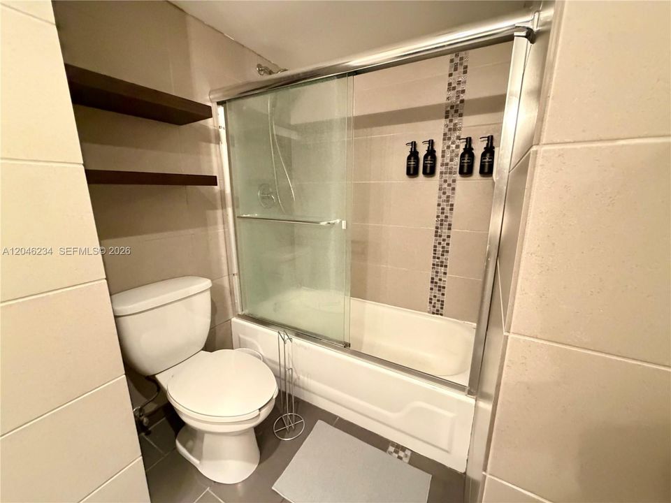 For Rent: $2,100 (1 beds, 1 baths, 832 Square Feet)
