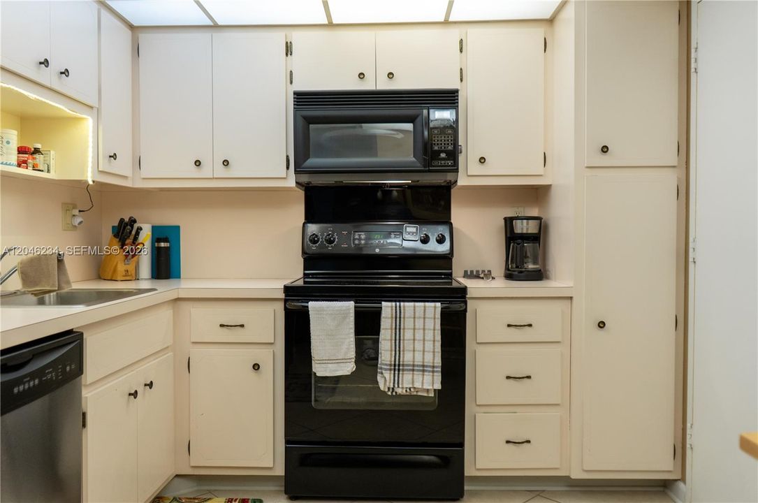 For Rent: $2,100 (1 beds, 1 baths, 832 Square Feet)