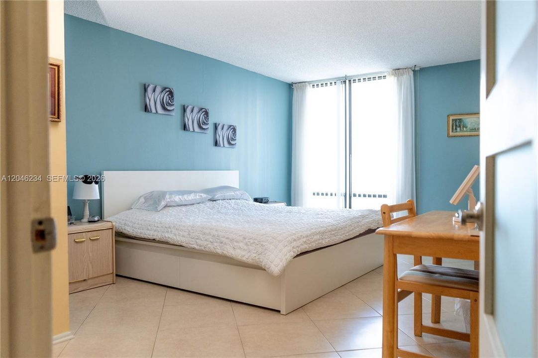 For Rent: $2,100 (1 beds, 1 baths, 832 Square Feet)