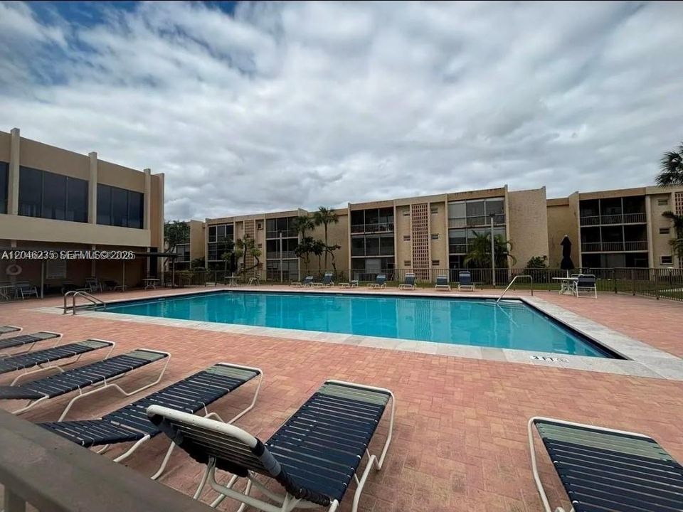 For Rent: $2,150 (2 beds, 2 baths, 1235 Square Feet)