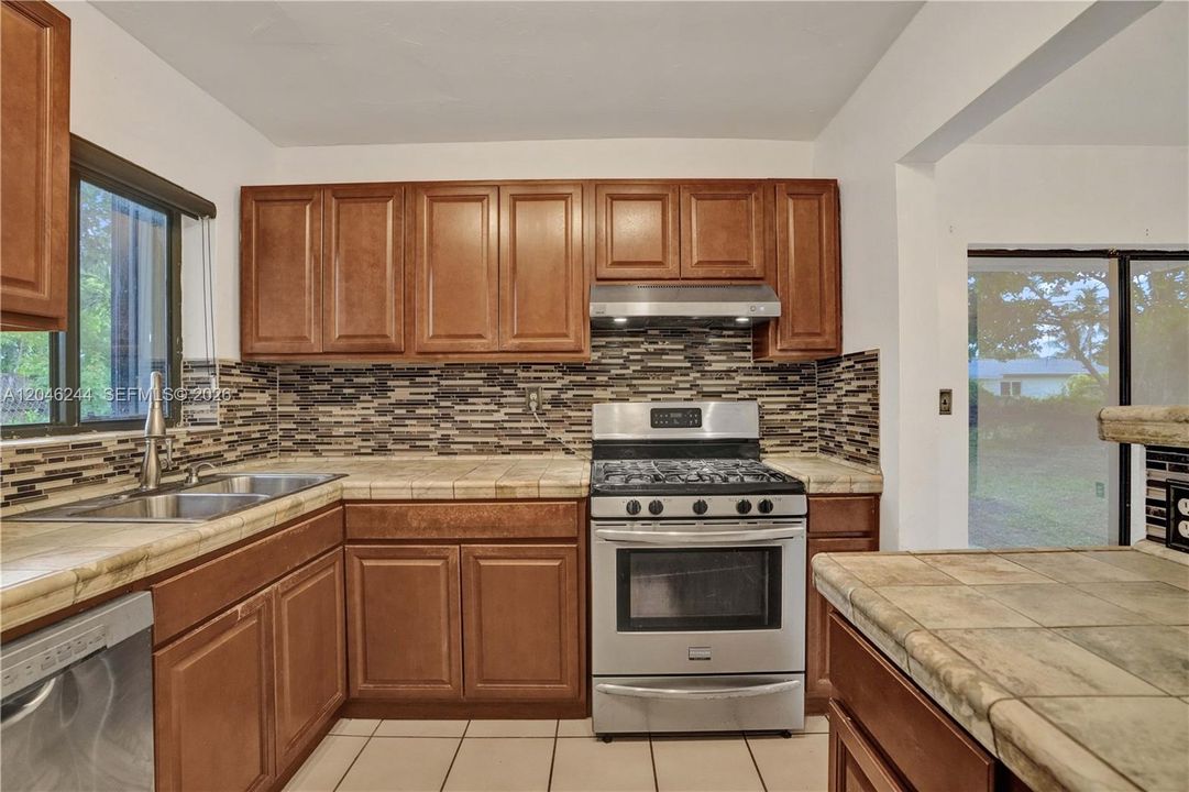 For Sale: $520,000 (3 beds, 1 baths, 1058 Square Feet)