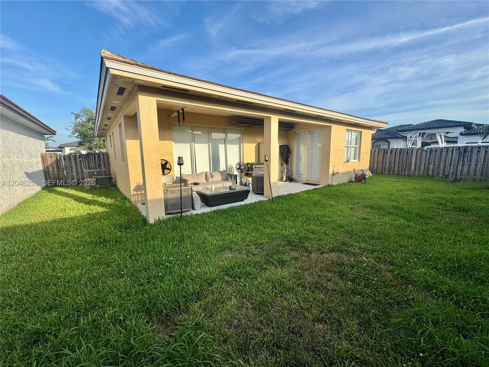 En Venta: $635,000 (3 camas, 2 baños, 1556 Pies cuadrados)