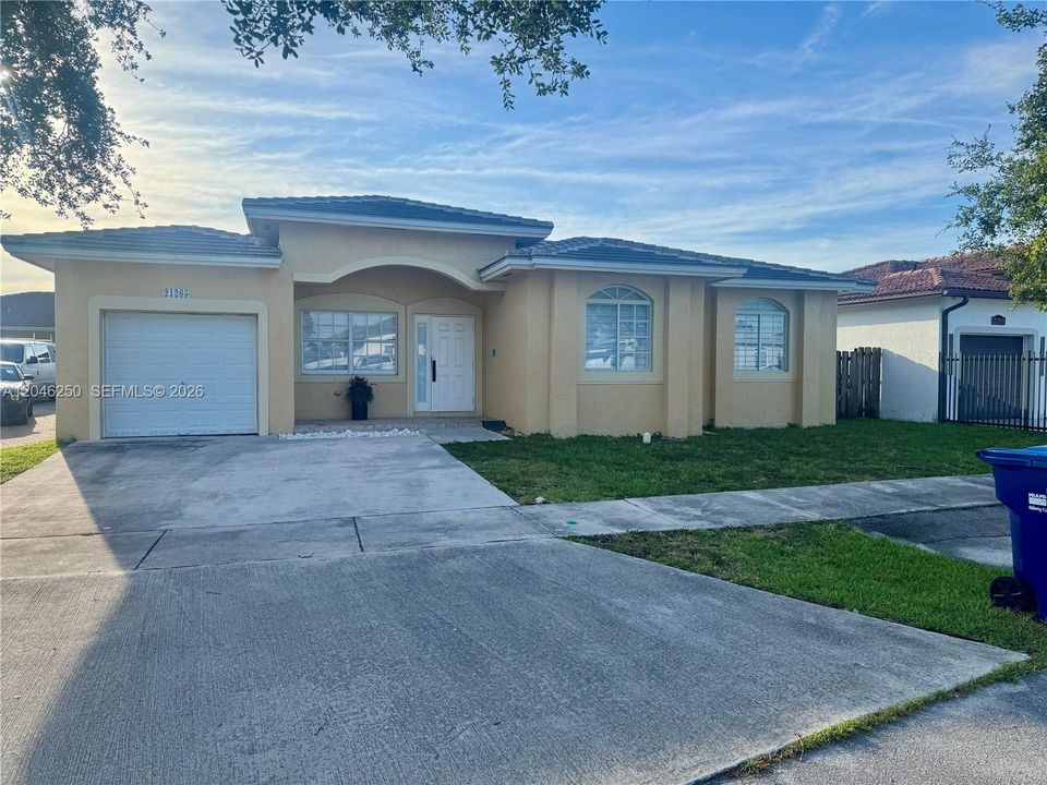 En Venta: $635,000 (3 camas, 2 baños, 1556 Pies cuadrados)